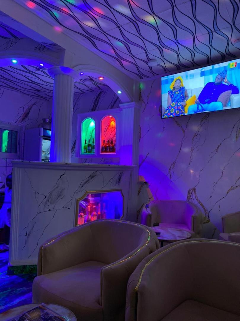 Cave Royale - Chambres-Studios-Apparts Meubles - Logpom Hopithal Des Soeurs Apres Camara Laye ドゥアラ エクステリア 写真